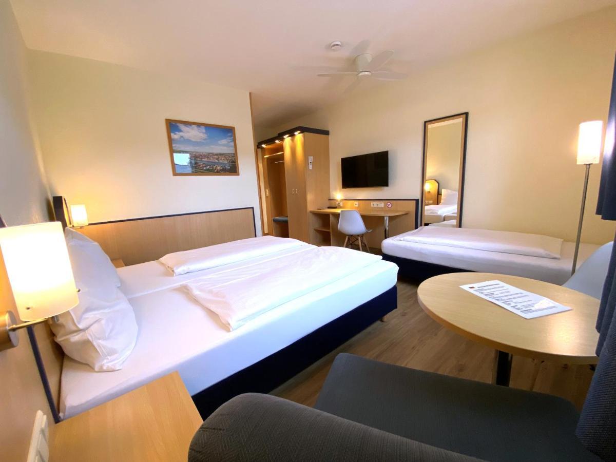 Hotel Am Wiesenweg L 24H Check-In Hausen  Exterior photo